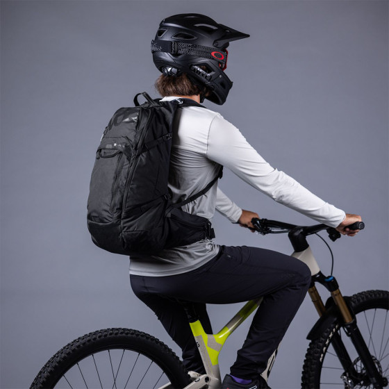 Batoh - EVOC Trail PRO 16l Blackline - černá