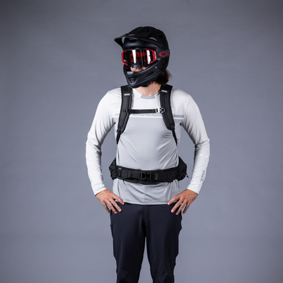 Batoh - EVOC Trail PRO 16l Blackline - černá
