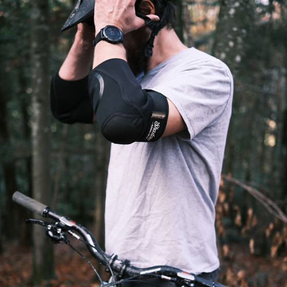 Chrániče loktů - SHADOW Super Slim Elbow V2 - černá