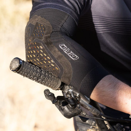 Chrániče loktů - GIRO Loam Elbow Sleeve - Black